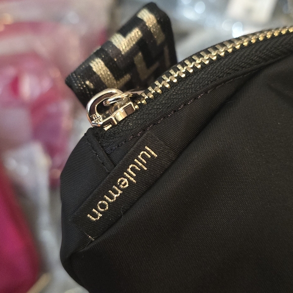 New Lululemon Black Metallic Belt Bag 1L - Picture 11 of 11